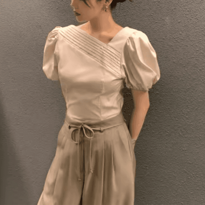 骨格ナチュラルフロントタックパフスリーブブラウス