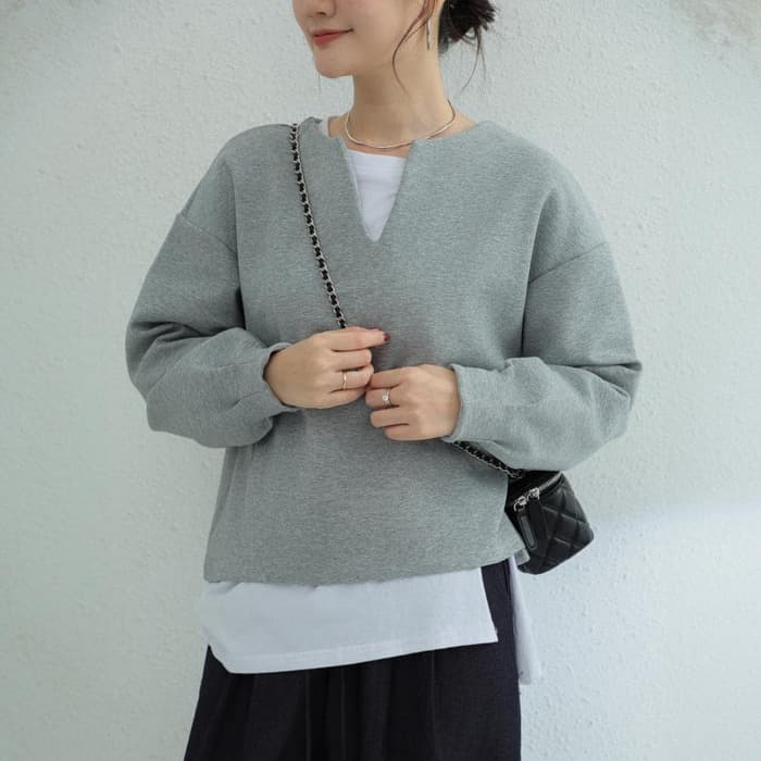骨格ナチュラルVネックドロップショルダートップス
