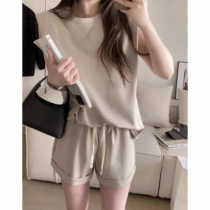 骨格ナチュラルノースリーブ+ショートパンツセットアップ