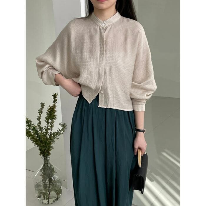 骨格ナチュラルスタンドカラーショート丈ブラウス