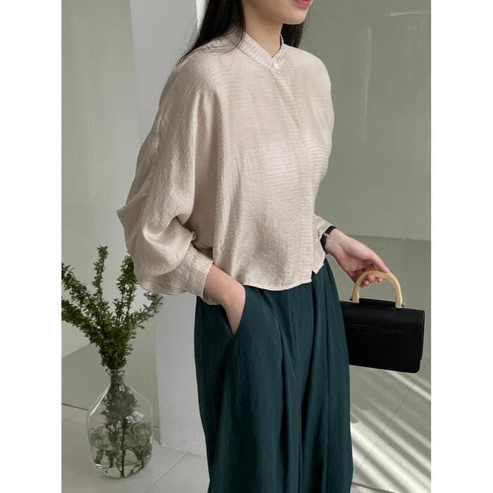 骨格ナチュラルスタンドカラーショート丈ブラウス