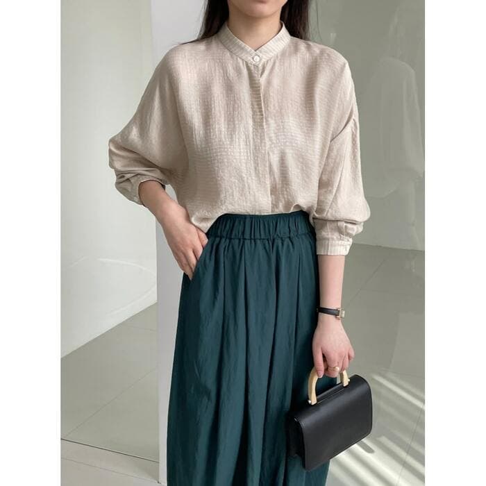 骨格ナチュラルスタンドカラーショート丈ブラウス