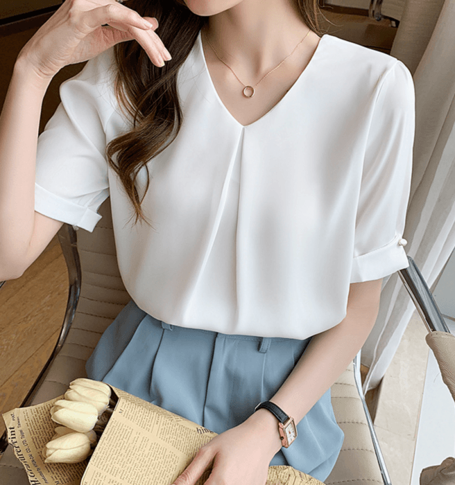 センタータック袖折り返しブイネックブラウス