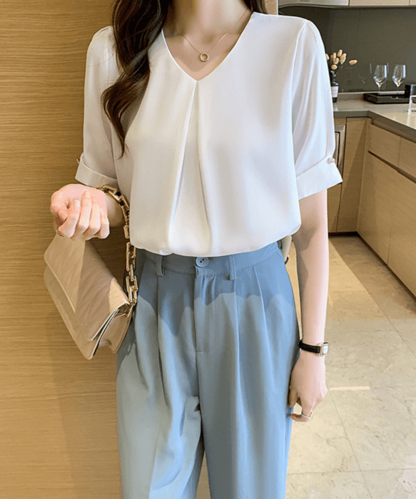 センタータック袖折り返しブイネックブラウス