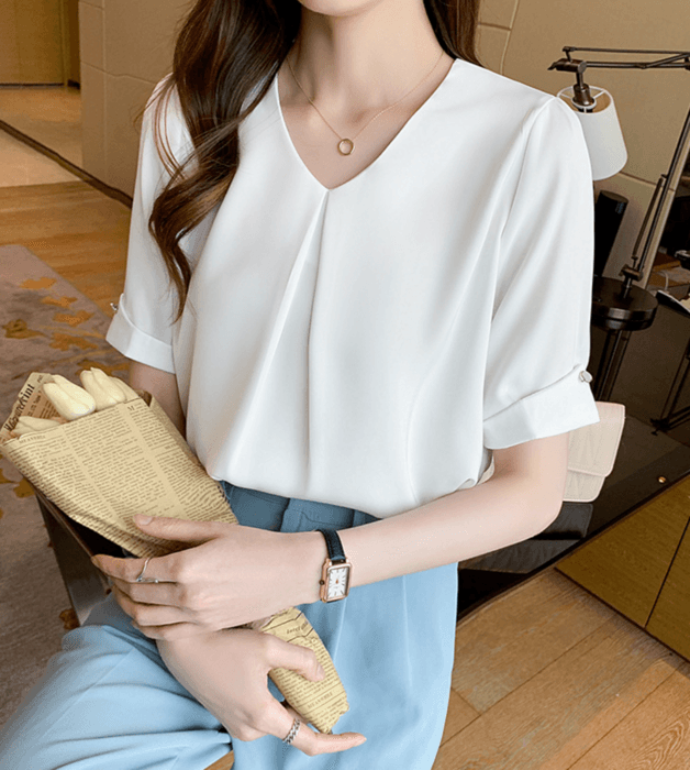 センタータック袖折り返しブイネックブラウス