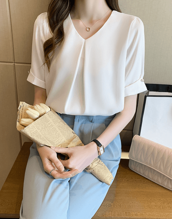 センタータック袖折り返しブイネックブラウス