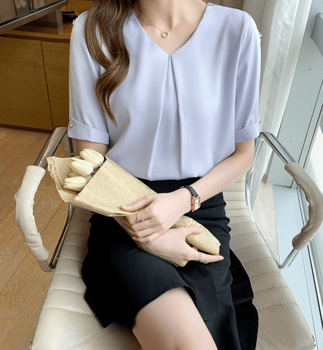 センタータック袖折り返しブイネックブラウス