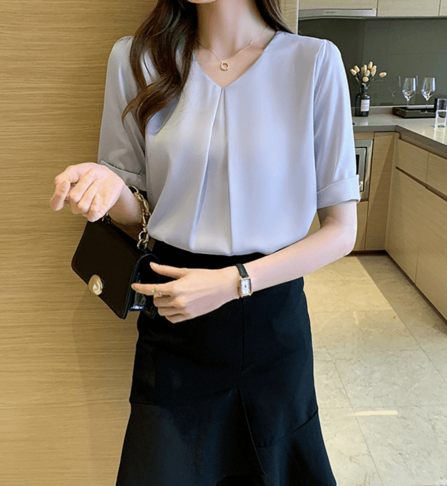 センタータック袖折り返しブイネックブラウス