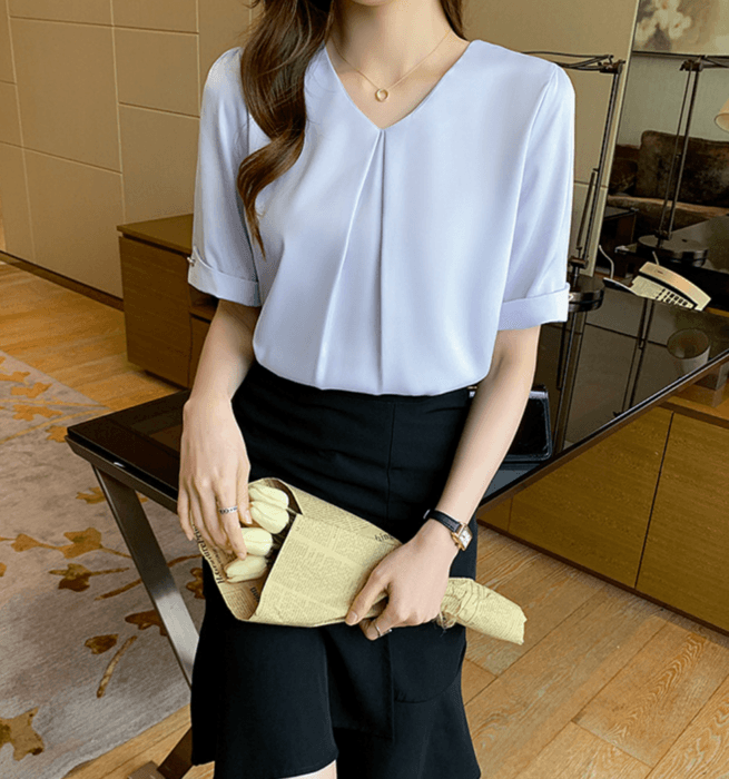 センタータック袖折り返しブイネックブラウス