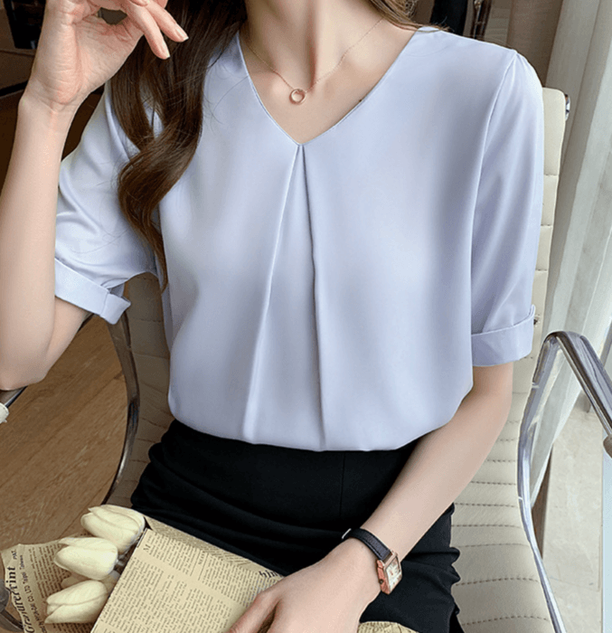 センタータック袖折り返しブイネックブラウス