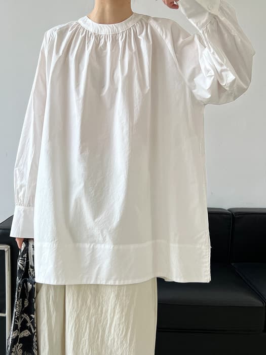 骨格ナチュラルハイネックプルオーバーシャツ