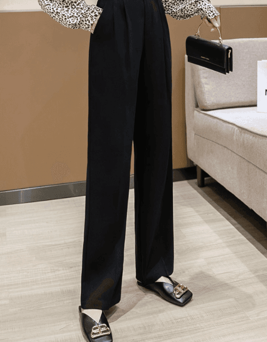 骨格ナチュラルタック入りセンタープレスストレートパンツ